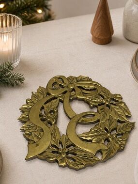 ❤️🔥Final sale price❤️🔥
VINTAGE CHRISTMAS TRIVET GOLD TONE HOLLY WREATH